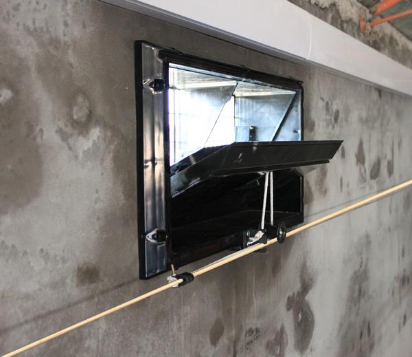 Okno pro přívod vzduchu pro ventilační systém drůbežárny